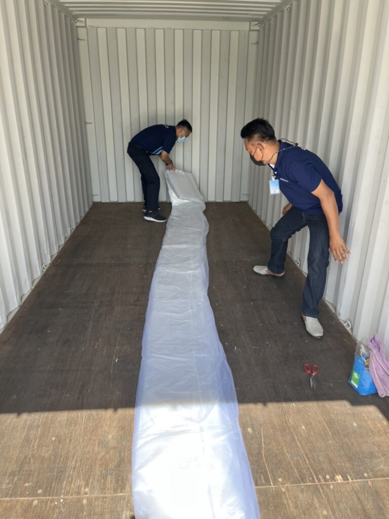 การติดตั้งถุงรองในตู้คอนเทนเนอร์ Container Liner Bag ขนาดใหญ่เพื่อป้องกันความชื้นและสิ่งปนเปื้อนสำหรับสินค้าแห้งเทกอง